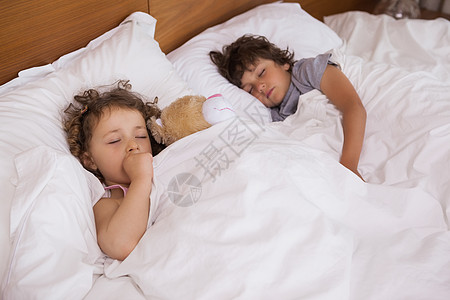 女孩和男孩睡在床上房子男生枕头闲暇家庭男性床头板眼睛棉被睡眠图片