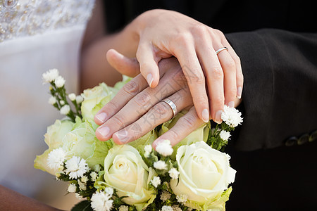 带结婚戒指和花束的新婚夫妇团结联盟庆典女性新娘男性丈夫女士妻子新人图片