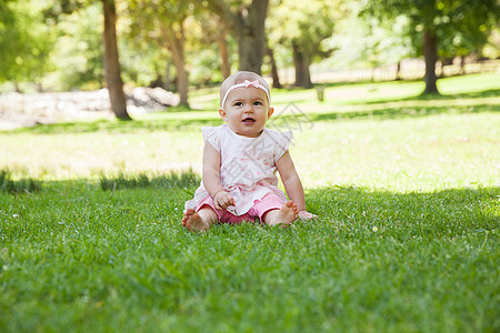 坐在公园草地上可爱的快乐宝宝图片