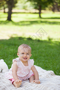 坐在公园毯子上的可爱婴儿快乐绿地婴儿期服装女婴闲暇草地女孩童年女性图片