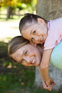 快乐的母亲和女儿在公园孩子幸福女士享受童年女孩闲暇家庭女性草地图片