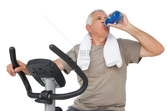 固定自行车上高级男子饮用水问题老年人员闲暇口渴水壶运动服身体退休成人男性图片