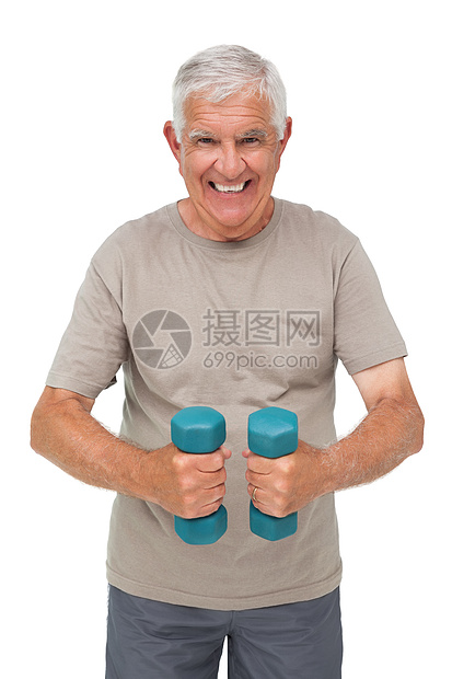 一个快乐的老人用哑铃练习的肖像退休锻炼身体人员头发训练老年运动男人肌肉图片