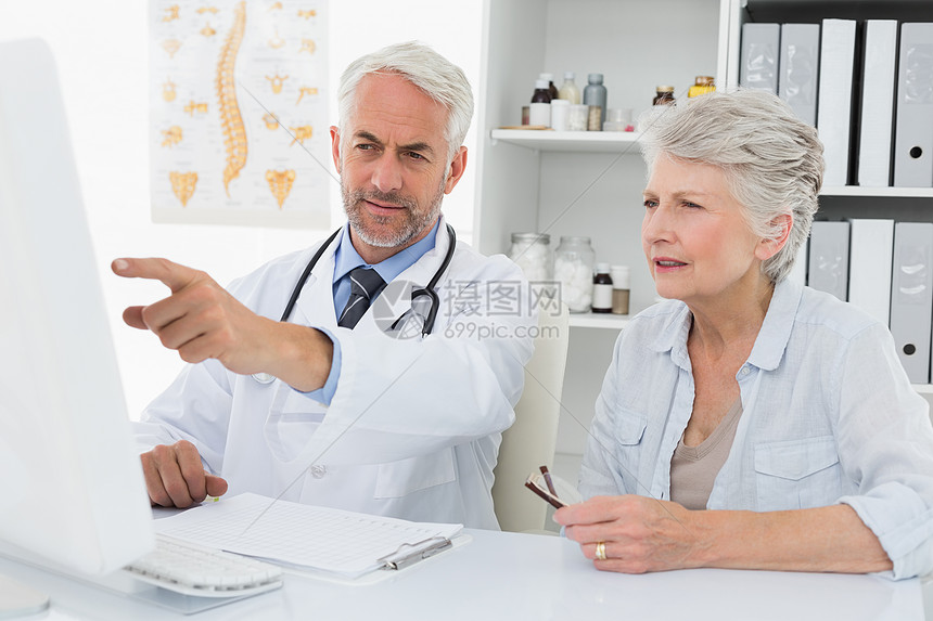 医生与女性病人一起在计算机上阅读报告电脑技术顾问男性成人头发卫生诊所工作医师图片