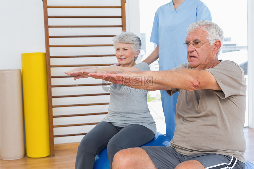 协助老年夫妇锻炼的治疗师康复帮助男人男性人员身体制服女士健身退休图片