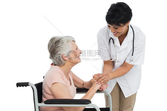 女医生与一名坐轮椅的高级病人交谈混血保健安慰女性讨论老年职业疾病骨科卫生图片