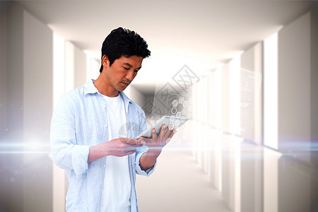 使用有接口的平板电脑计算机触摸屏男人数字药片绘图男性衬衫黑发专注图片