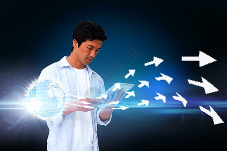 使用箭头平板牌专注未来派黑发衬衫计算机男性电脑绘图蓝色男人图片