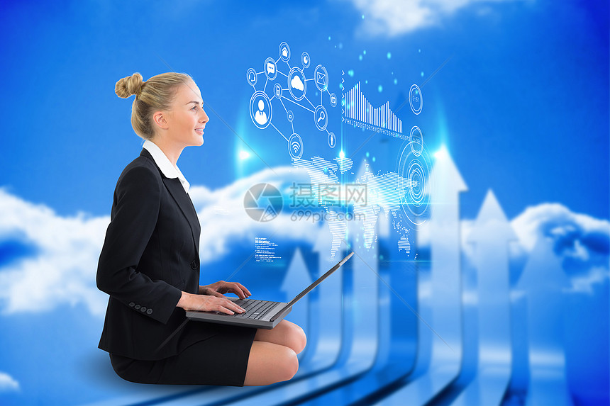使用带有接口的笔记本电脑的金发女商务人士商业数字套装未来派女性快乐商务蓝色女士人士图片