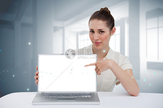 女商务人士指着她的笔记本电脑商务数字人士绘图商业女士计算机女性快乐微笑图片