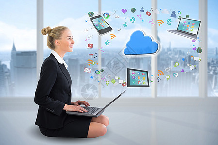 金发女商务人士坐在使用带有云和应用程序图标的笔记本电脑上计算机商务快乐数字女性计算套装人士商业云计算图片