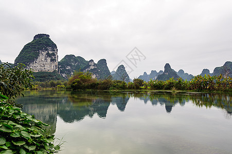 Mingshi牧区游客岩石反射蓝色天空大新日出山村自然背景图片