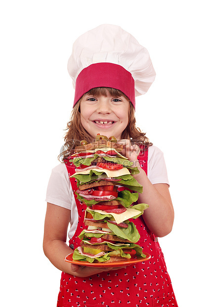 快乐的小女孩烹饪 小女孩拿着高个三明治盘子图片