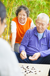 长辈在公园里跟朋友玩益智游戏图片