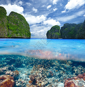 带珊瑚礁水下视图的环礁湖蓝色岩石海岸天空海岸线旅游海景异国风景天堂图片