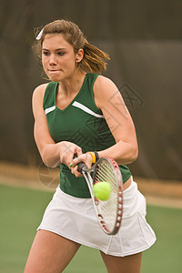 女性网球玩家打反手图片
