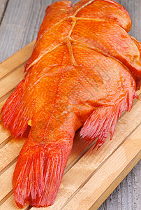 烟熏红雀鱼红色健康饮食砧板海鲜状态吃饭油炸对象橙子全身图片