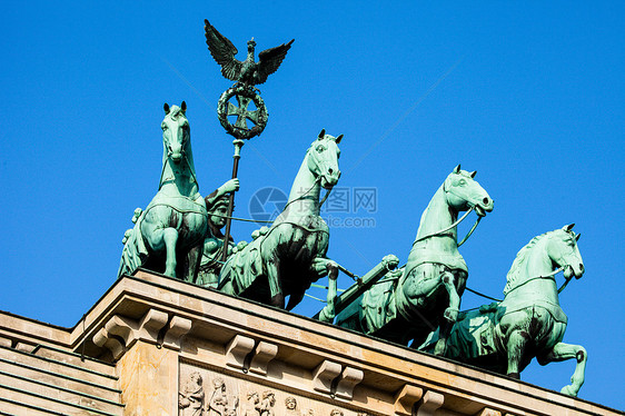 柏林勃兰登堡大门顶端的夸德里加蓝色建筑旅游城市全景光束天空场景历史雕塑图片