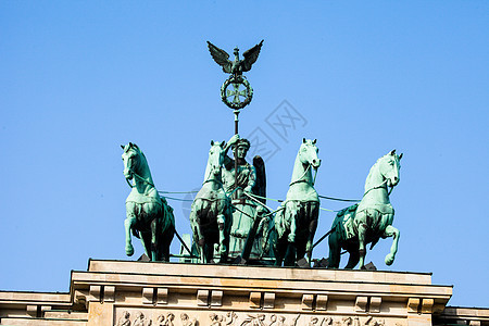 柏林勃兰登堡大门顶端的夸德里加观光城市文化历史性地标雕塑旅游历史柱子蓝色图片