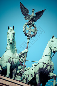 柏林勃兰登堡大门顶端的夸德里加旅游历史性旅行文化历史雕像建筑学光束建筑蓝色图片