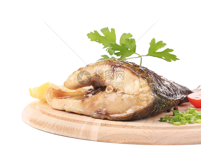 有柠檬和面食的炸味道盘子木板洋葱尾巴厨师香菜鲤鱼服务食物图片