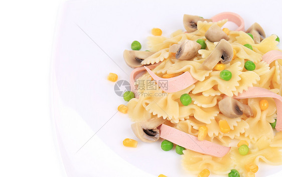 加火腿和蘑菇的意大利面美食青豆食物黄色宏观绿色白色玉米面条盘子图片