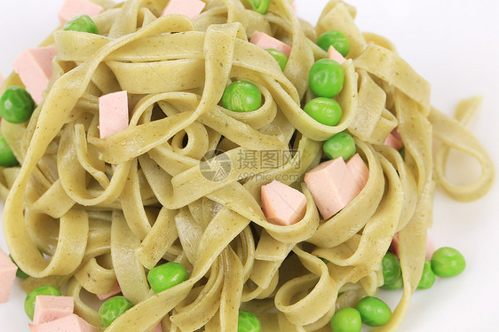 面带青豆和火腿的意大利面季豆宏观食物面条美食绿色营养菠菜白色盘子图片