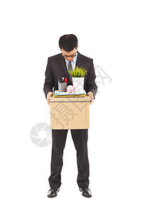 一名持箱子的被解雇商务人士肖像图片