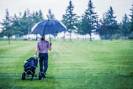 高尔夫球场在雨天时结束退休忧郁俱乐部气象阵雨男人天气预报蓝色高尔夫球图片