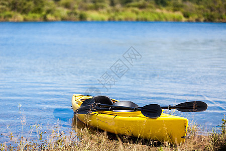 黄色 Kayak 准备使用蓝色娱乐闲暇岩石旅行旅游独木舟乐趣活动海滩图片
