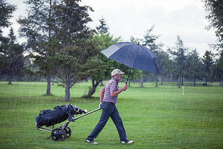 高尔夫球场在雨天时结束忧郁气象蓝色风暴预报俱乐部辞职球道退休天气图片