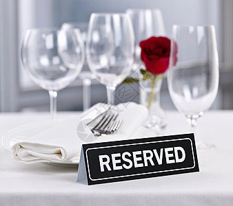 浪漫餐厅的餐桌位刀具周年环境餐巾器皿美食盘子玻璃酒杯纪念日图片