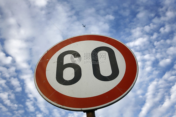 速度限制 60时天空小时路标方案红色数字圆圈街道法律安全图片