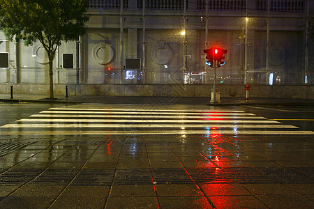 雨季夜间穿越长距离接触交通的行人时间公共汽车运动卡车街道旅行技术汽车场景速度图片