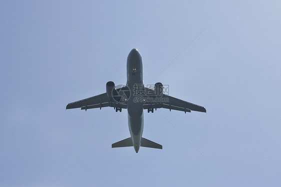 日落后空中喷气飞机图片