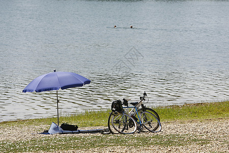 湖边海滩的防晒雨伞太阳天空阳伞蓝色国家晴天海滨帐篷蓝晶海浪图片