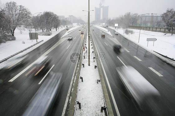 汽车驾驶下雪覆盖道路的闪光路图片