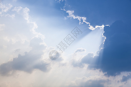 蓝光天空蓝色晴天阳光坡度摄影戏剧性光束射线风景白色图片