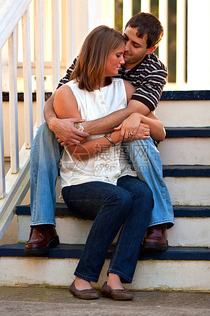 在加泽波台阶上的爱情的年轻夫妇图片