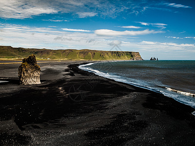黑沙滩编队波浪荒野岩石蓝色天空海洋火山海岸线海景图片
