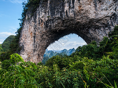 阳朔附近的月亮山 阳朔附近的月亮山图片