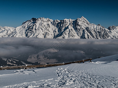 冬季阿尔卑斯山天气蓝色太阳下坡缆车天空娱乐反转滑雪阳光图片