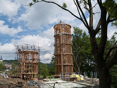 正在建造木制灯塔构造进步博物馆地面石头晴天旅行建筑生长木材图片