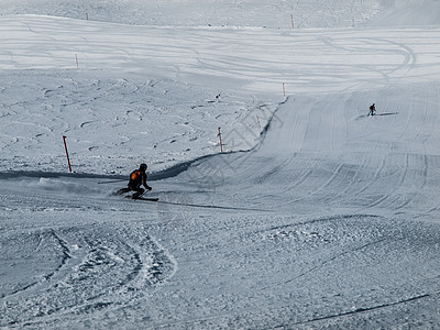 斜坡上的滑雪运动闲暇冻结夹克晴天天空速度娱乐滑雪者冒险图片