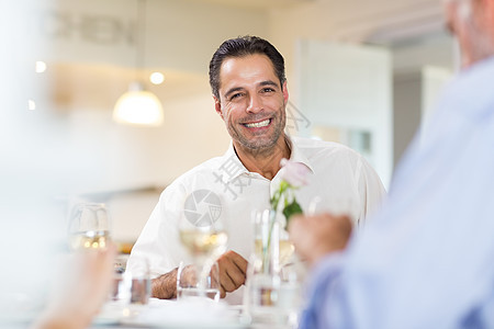 和朋友在餐厅喝酒的笑脸男人微笑朋友们食物友谊白酒男性酒精玻璃图片