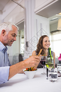 餐厅餐桌周围的同业商业同事合伙行政人员微笑用餐女性食物桌子女士人士男性图片
