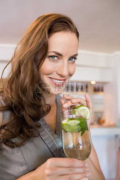 一个带着鸡尾酒杯 微笑的年轻女人的近身酒会酒精头发派对闲暇女士棕色女性酒吧稻草图片
