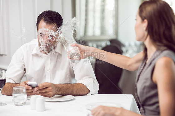 女人在餐馆向男人泼水图片