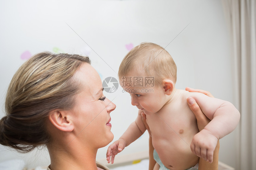 照顾母亲的育婴母亲图片