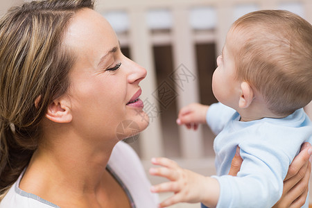 爱的母亲抚养婴儿图片